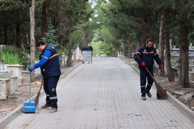 Buca Belediyesi'nden Bayram Temizliği: Camiler ve Mezarlıklar Hazır