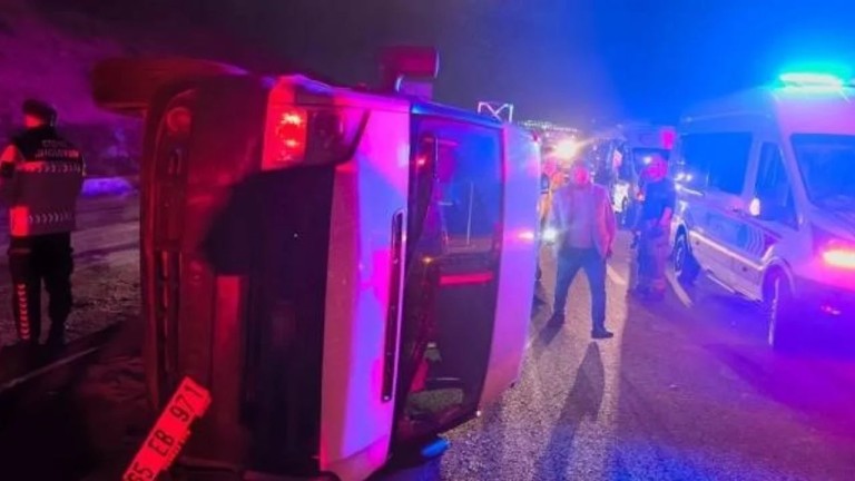 Feci Kaza: Taziye Ziyaretinden Dönen Minibüs Takla Attı, 1 Ölü, 10 Yaralı