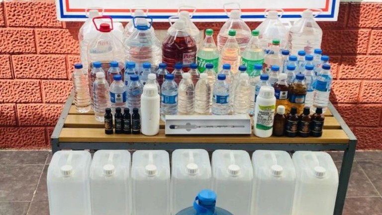İzmir'de Kaçak Alkol Operasyonu: Binlerce Litre Etil Alkol Ele Geçirildi 