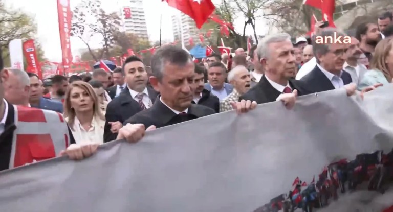CHP'den Ankara'da 23 Nisan Yürüyüşü: Özel, Barikatları Aştı! 