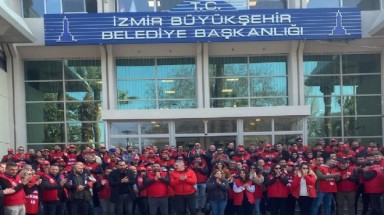 İzmir'de Maaş Krizi: İşçiler Yarım Gün İş Bırakıyor, Grev Kararı Öne Çekildi