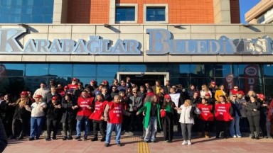 Karabağlar Belediyesi'nde Maaş Krizi: Sendika İş Bırakma Eylemi Başlattı