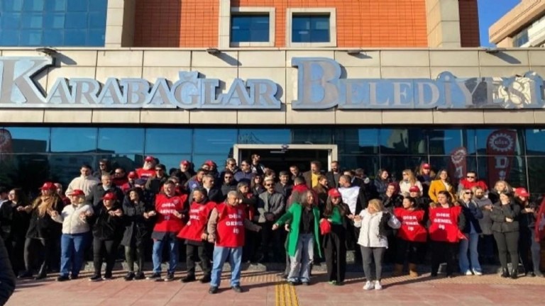 Karabağlar'da İşçi Eylemi: Maaşlar Ödenmeyince Belediyede İş Bırakıldı