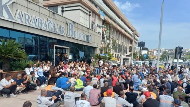 Karabağlar'da Maaş Krizi: İşçiler İkinci Günde de İş Bırakıyor!