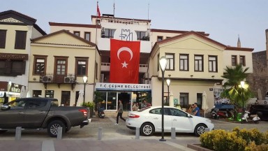  Çeşme Belediyesi'nde İBB Operasyonu: Başkan Yardımcısı Gözaltında 