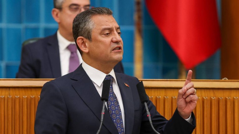 Özgür Özel'den Sert Eleştiri: "Cunta Başkanı Olarak Siyaseti Noktalıyorsun" 