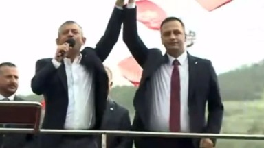 Özgür Özel'den Bayburt Çıkışı: Hemşehrisi Eşki'nin Elini Kaldırdı
