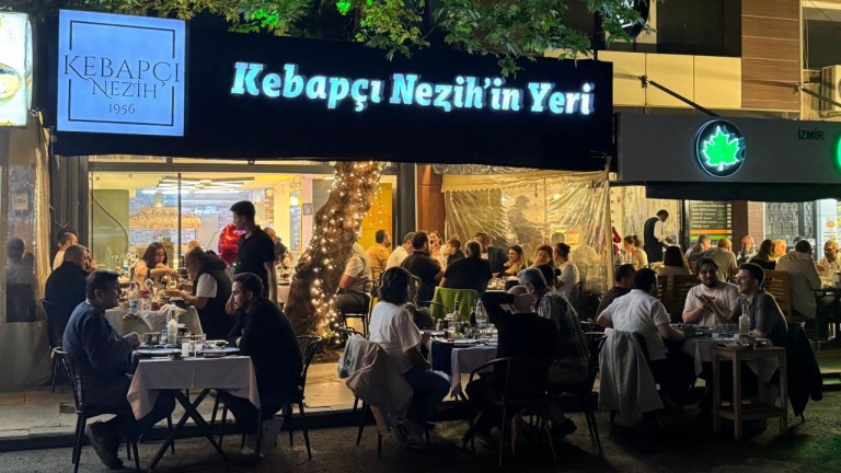 İzmir'de Kebap Şöleni: Kebapçı Nezih, Lezzet Tutkunlarını Bekliyor