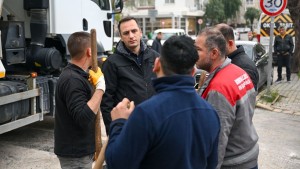 Bornova Başkanı Ömer Eşki, Zafer Caddesi'nde asfalt ve aydınlatma başladı