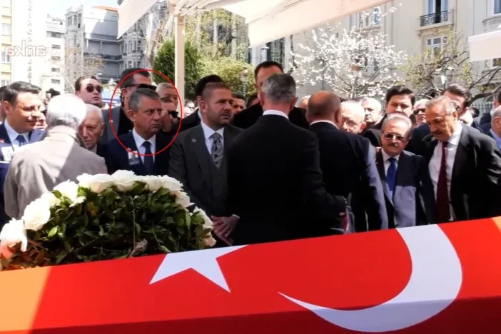 Özel'e soğuk duş! Kılıçdaroğlu selam vermeden geçip gitti
