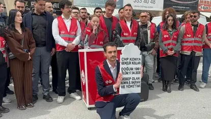 CHP Konya’da "Mezar Taşlı" Protesto: Parti Binası Önünde Arbede!