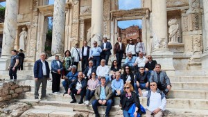 Bornova Muhtarlar Akademisi’nde Mezuniyet Coşkusu: Efes ve Şirince Gezisiyle Moral Depoladılar!