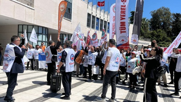İzmir’de Belediyelerde SDS Kaosu: 4 İlçede İş Bırakma ve Yürüyüş Kararı!