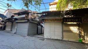 Kemeraltı Esnafı İkinci Kez Kepenk Kapattı: "Yetkili Bulamıyoruz, Ekmeğimizin Peşindeyiz!"
