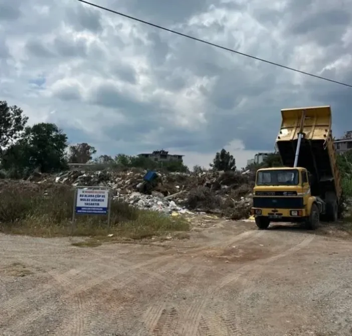 Menderes'te Skandal Görüntü: Belediye Kendi Yasakladığı Alana Çöp Döktü!