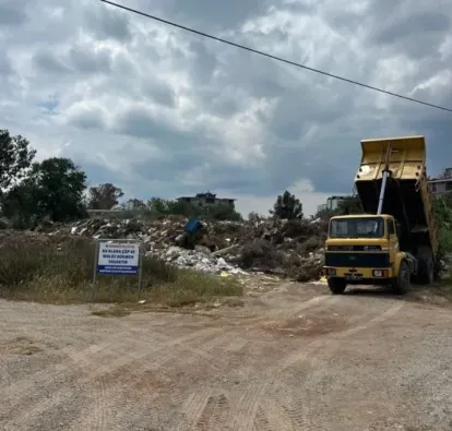 Menderes'te Skandal Görüntü: Belediye Kendi Yasakladığı Alana Çöp Döktü!