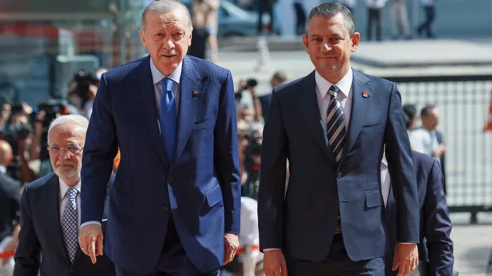 İzmir’de Liderler Zirvesi: Erdoğan ve Özel Bir Gün Arayla Kentte!