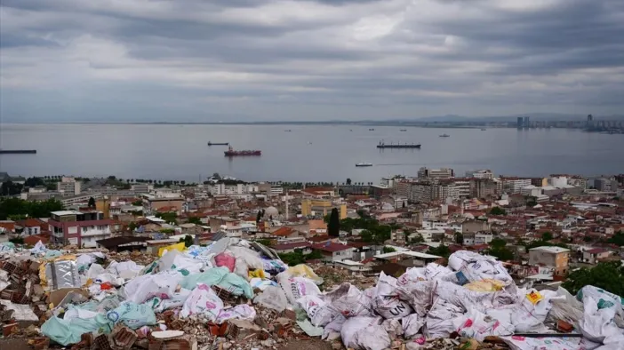 İzmir Konak'ta Manzaralı Alan Çöplüğe Döndü: Mahalleli İsyan Etti