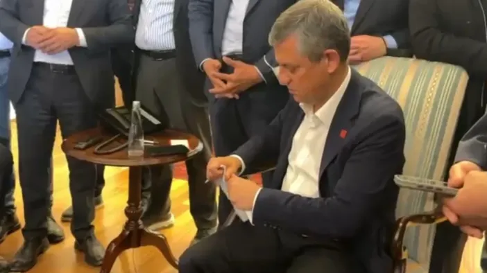 CHP'de Şok Anlar: Özgür Özel Tahliye Tebligatını Yırtıp Attı!