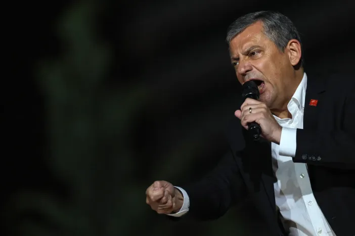 Özgür Özel CHP Genel Merkezi'ni Terk Etti: "Geri Almak Üzere Çıkıyoruz"