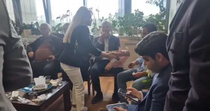 Özgür Özel'in Ayrılışının Ardından Dikkat Çeken "Çikolata" Detayı