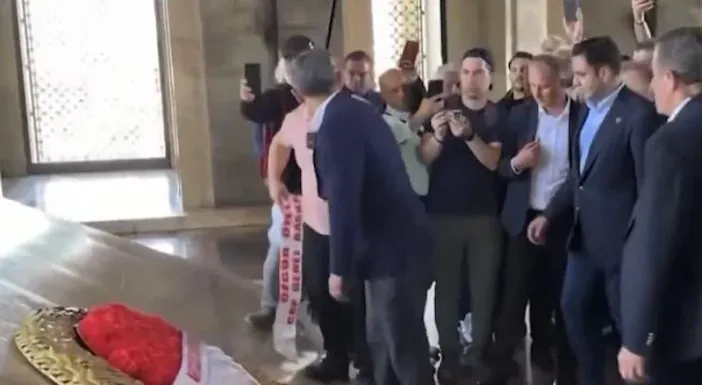 Özgür Özel Anıtkabir Protokolüne Takıldı