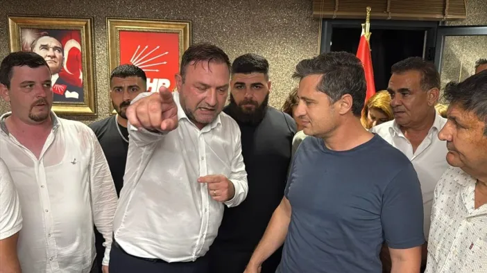 CHP İzmir'de Yumruklu Devir Teslim! Utku Gümrükçü Tartaklandı