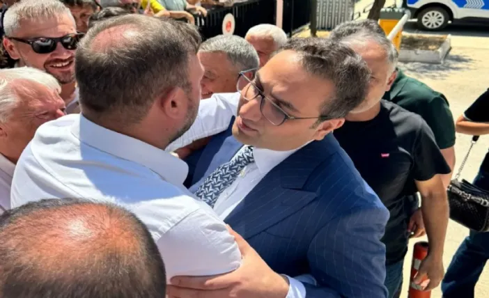 Balçova Belediye Başkanı Onur Yiğit'e Ev Hapsi Kararı! Gümrükçü adliye önünde karşıladı