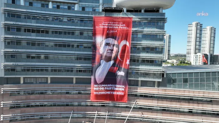 CHP Genel Merkezi'ne Atatürk Pankartı Asıldı! "Partinden Vazgeçmeyeceğiz"