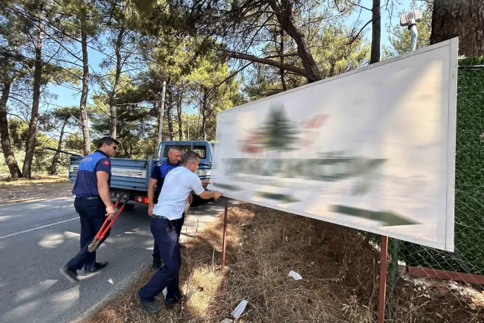 Bornova'da Kaçak Tabelalara Zabıta Operasyonu! Çiçekliköy ve Yakaköy'de Temizlik