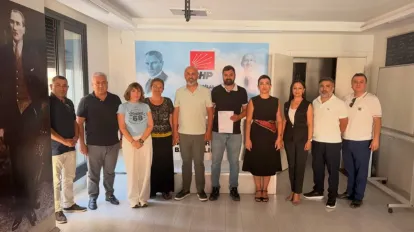 Karabağlar'da CHP'ye Yeni Katılımlar! Bülent Sözüpek Rozetleri Taktı