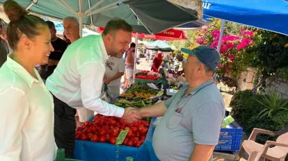 CHP'li Utku Gümrükçü Çeşme Pazarı'nda Esnafla Buluştu: "Çözümü Birlikte Üreteceğiz"