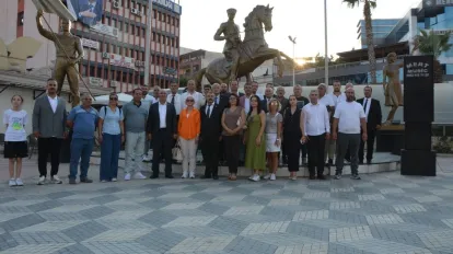 CHP Menemen'den Atatürk Anıtı'na Çelenk: "İlçeyi Yalnızca Seçim Zamanı Hatırlayanlardan Olmayacağız"