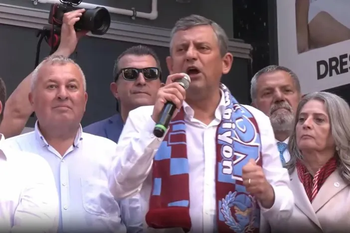 Özgür Özel'den Trabzon Ziyaretinde Tarih Gafı: "1483'te İstanbul'u Fethetti"