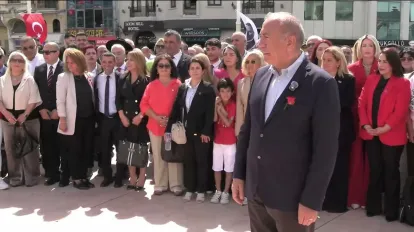 CHP İl Başkanı Gürsel Tekin, Taksim Cumhuriyet Anıtı'na Çelenk Bıraktı