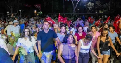 Bornova'da Zafer Bayramı Coşkusu: Binlerce İzmirli Büyükpark'ta Bir Araya Geldi