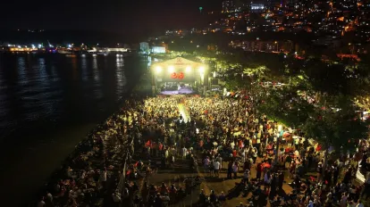 Bayraklı’da 30 Ağustos Coşkusu Sahile Taştı: Emre Aydın Konseriyle Unutulmaz Gece