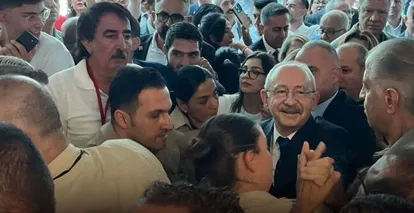 Kılıçdaroğlu CHP İl Başkanlığı’na Yürüyor: Coşkulu Kalabalık Eşlik Ediyor
