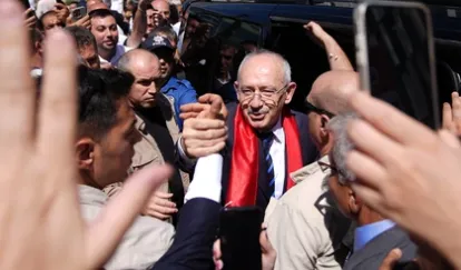 Kılıçdaroğlu’na CHP İl Binasında Coşkulu Karşılama: Güzel Günler Göreceğiz!