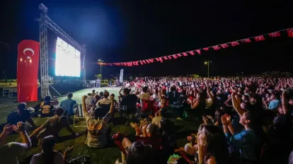 "Filenin Sultanları" İzmir’de Dev Ekranlarda İzlendi: Binlerce İzmirli Şampiyonluğu Coşkuyla Kutladı