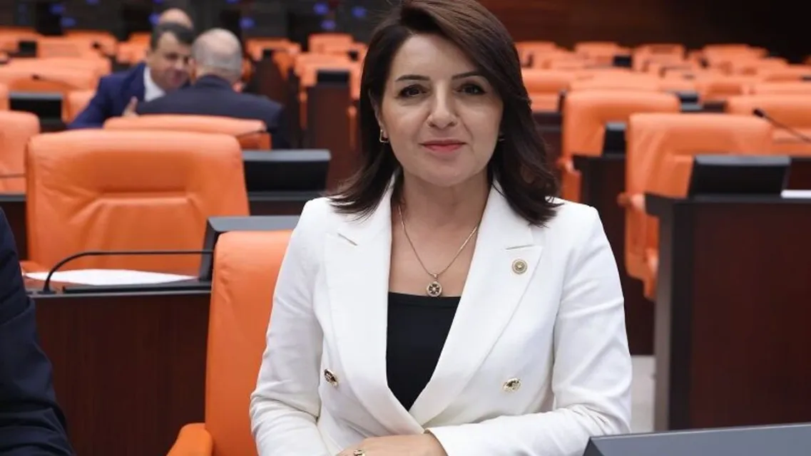 Gülcan Kış'tan Bakan Şimşek'e OVP Sorusu: "Enflasyon Yüzde 21, Büyüme Yüzde 4,2 Olacaksa Vergi Gelirlerini Yüzde 36,5 Nasıl Artıracaksınız?"