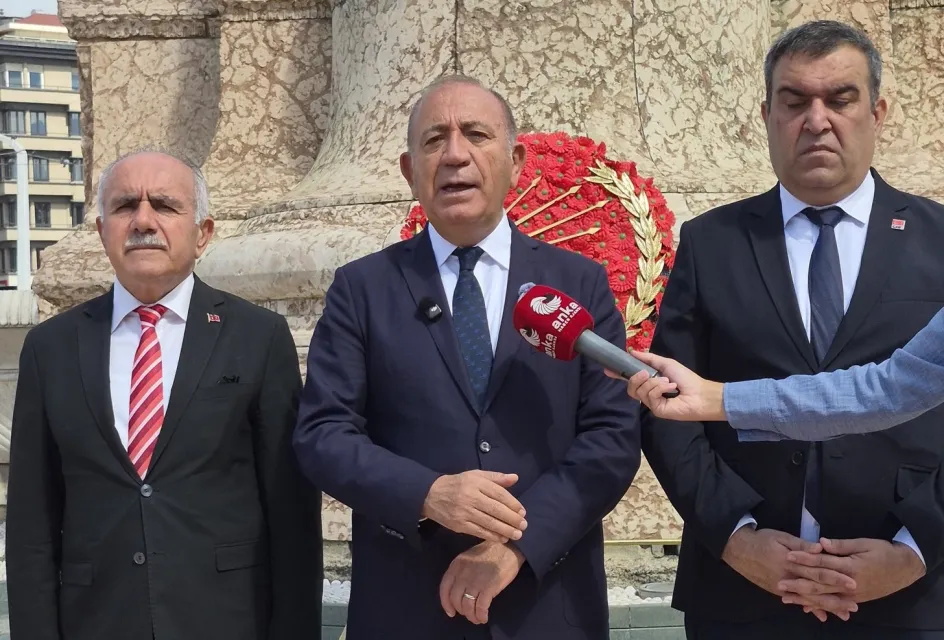 CHP İstanbul İl Başkanlığı'ndan Taksim’de 103. Yıl Çelenk Töreni