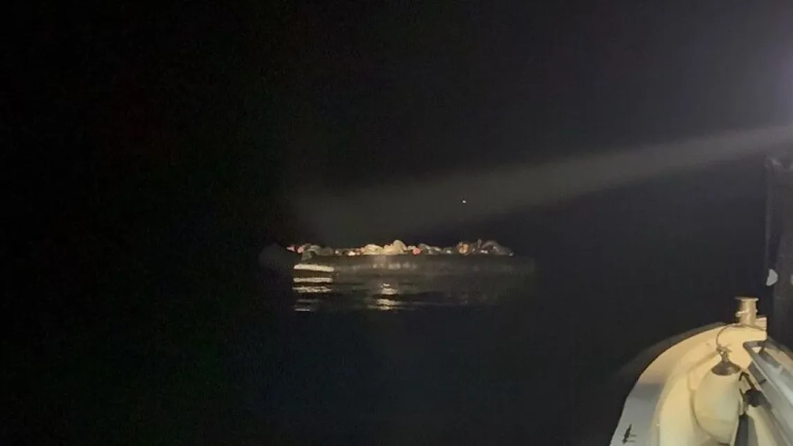 İzmir'de Umuda Yolculuk Son Buldu: Çeşme ve Urla Açıklarında 53 Düzensiz Göçmen Yakalandı!