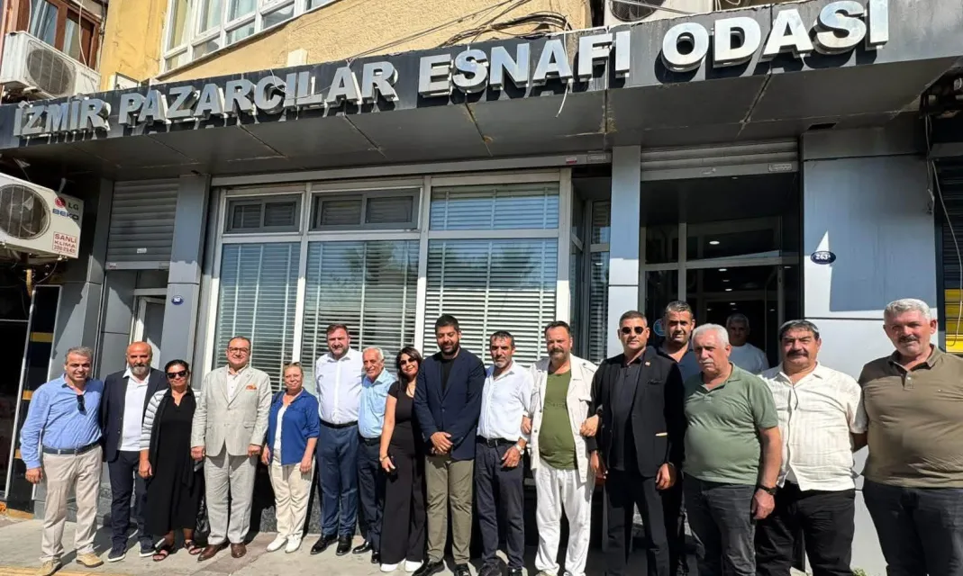 CHP İzmir İl Başkanlığı'ndan Karabağlar'da Esnaf Çıkarması: Pazarcıların Sorunları Masaya Yatırıldı