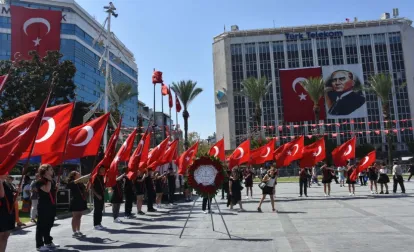 Yeni Eğitim Öğretim Yılı Başladı: İzmir'de Çelenk Töreni Düzenlendi