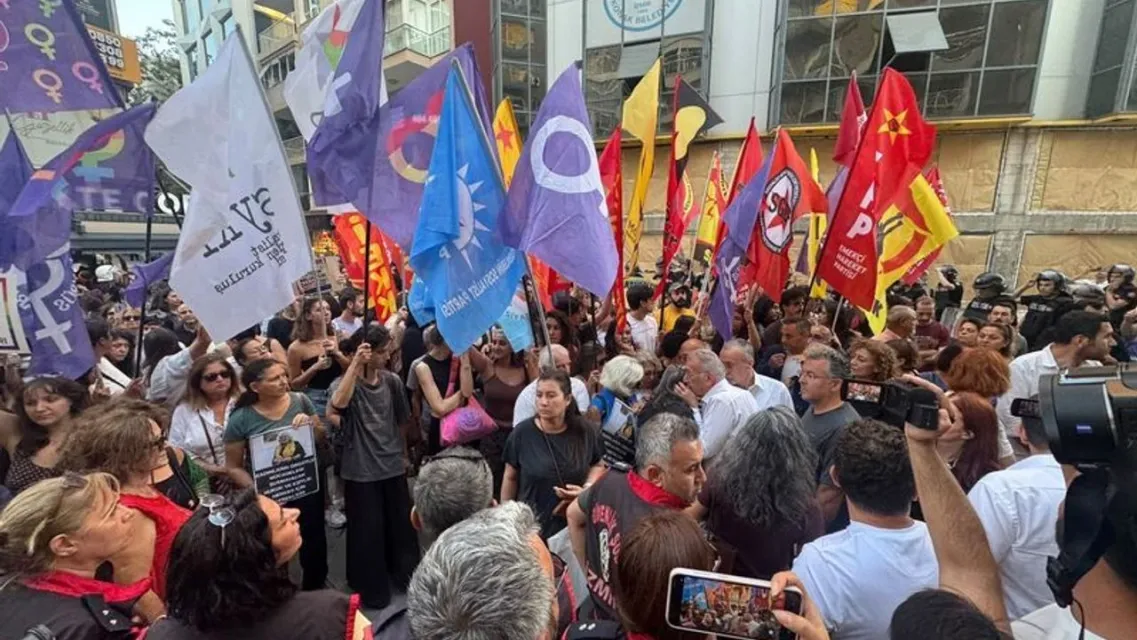 İzmir'de LGBTİ+ Protestosuna Polis Müdahalesi: Pankart Açılmasına İzin Verilmedi