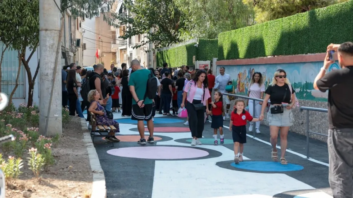 Konak’ta Öğrenciler İçin "Renkli Yol" Uygulaması: Hem Güvenli Hem Eğlenceli
