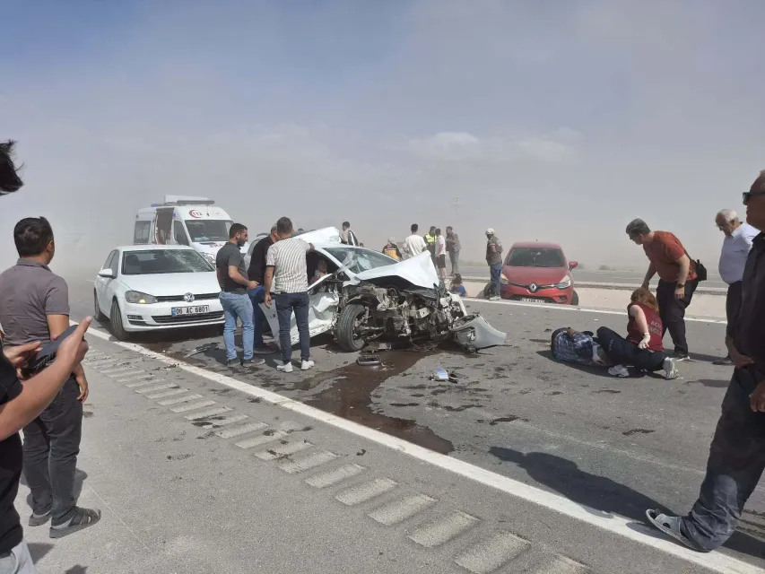 Aksaray-Konya Karayolunda Toz Fırtınası Dehşeti: 7 Araç Birbirine Girdi, 16 Yaralı