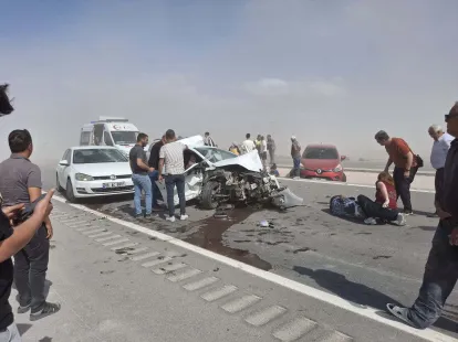 Aksaray-Konya Karayolunda Toz Fırtınası Dehşeti: 7 Araç Birbirine Girdi, 16 Yaralı