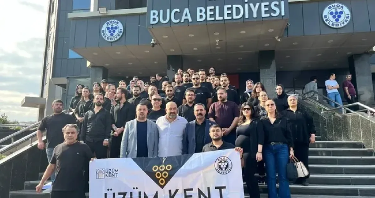 CHP’li Buca Belediyesi’nde Maaş Krizi: 80 İşçi Belediye Önünde Eylem Yaptı